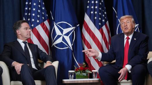 Šéf NATO Mark Rutte a americký prezident Donald Trump na Světovém ekonomickém fóru ve švýcarském Davosu