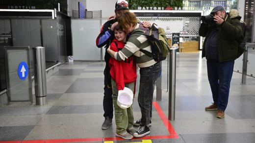 Na ruzyňské letiště přistál v ranních hodinách první repatriační let společnosti Smartwings z Ománu kvůli situaci na Blízkém východě