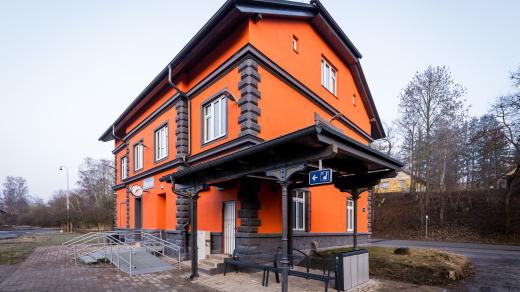 Po dokončení oprav budovy pacovského nádraží se Správa železnic omluvila za její podobu