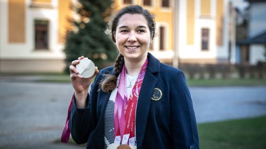 Simona Bubeníčková se svými medailemi ve Velkém Poříčí