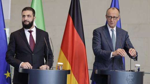 Syrský prozatímní prezident Ahmad Šará (vlevo) a německý kancléř Friedrich Merz (vpravo) na tiskové konferenci
