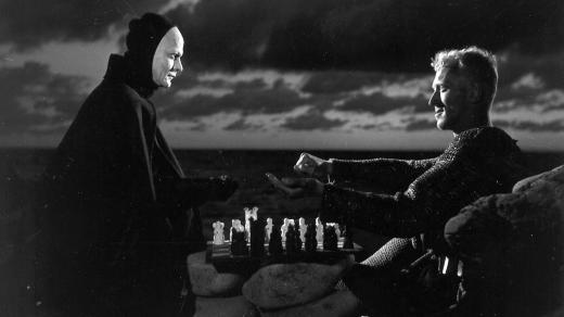 Snímek z filmu Sedmá pečeť s Maxem von Sydowem v jedné z hlavních rolí, který režíroval v roce 1957 Ingmar Bergman
