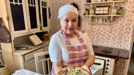 Paní Václava Navrátilová s tradičním hanáckým vdolkem