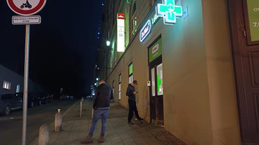 Lékárna na ulici Bašty v Brně nedaleko hlavního nádraží od víkendu opět funguje v nonstop provozu