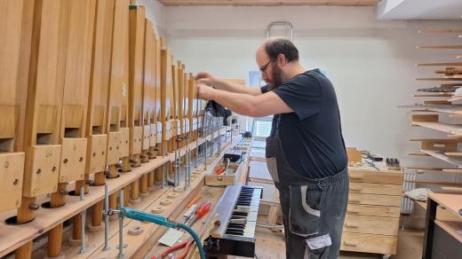 Součástí nástroje je více než 6 000 píšťal