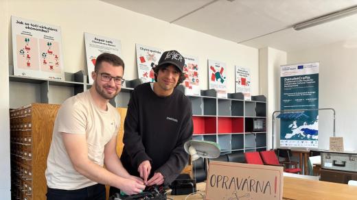 Opraváři Tomáš a Vladimír v českobudějovickém Repair Café resuscitují robotický vysavač