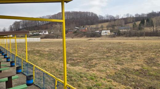 Areály poničily v září 2024 povodně a kluby zatím nemají peníze na jejich obnovu.
