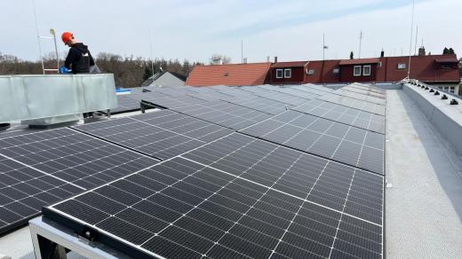 V mateřské škole Za Oborou už technici nainstalovali solární panely