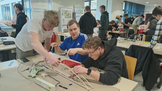 Více než 20 týmů ze základních a středních škol se na Vysoké škole báňské účastnilo soutěže Bridge Building Contest
