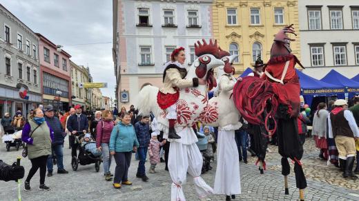 Průvod s kraslicovníkem přichází Panskou ulicí na Náměstí Míru