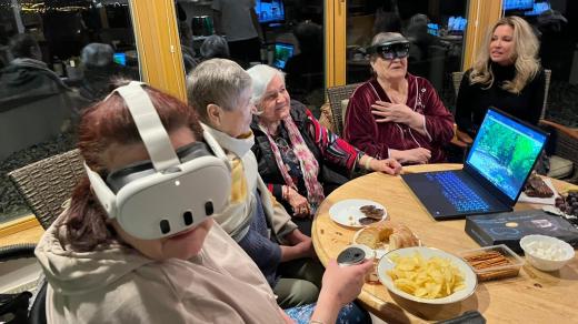 Senioři se díky virtuální realitě mohli podívat na živý přenos scénického čtení z Dejvického divadla