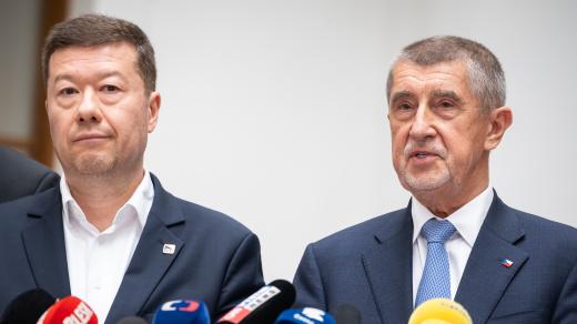 Předseda SPD Tomio Okamura (vlevo) a předseda hnutí ANO Andrej Babiš na tiskové konferenci opozičních stran ANO a SPD po opuštění jednacího sálu na mimořádné schůzi Sněmovny
