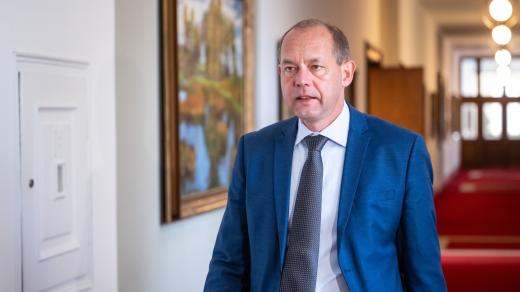Ministr pro místní rozvoj Petr Kulhánek (za STAN) před schůzí vlády v demisi