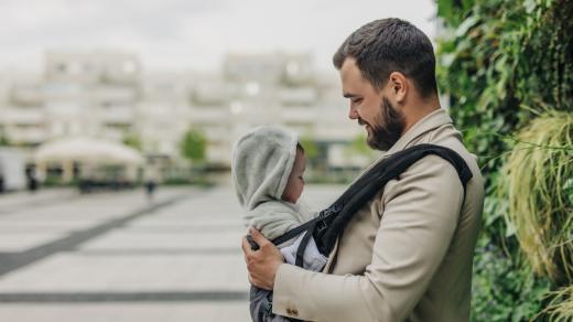 Dát do chodítka nechodící dítě je nesmysl. Hodina denně v nosítku je strop, říká fyzioterapeut