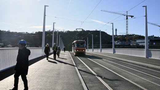 Dvorecký most je devatenáctým mostem přes Vltavu v Praze