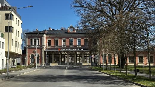 Budova vlakového nádraží ve Františkových Lázních