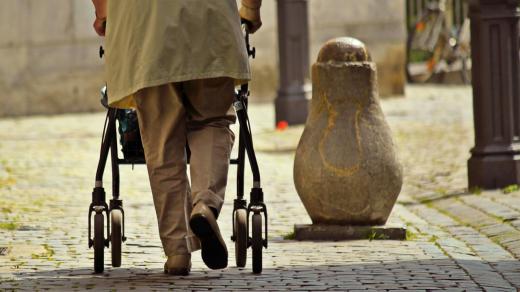 Důchodce, senior, stáří, chodítko