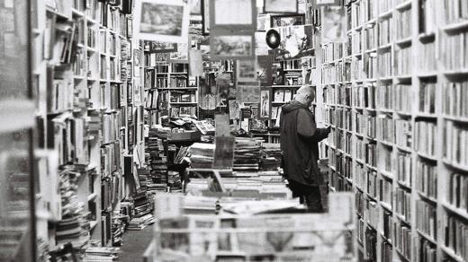 Dříve tzv. knižní čtvrtky znamenaly plná knihkupectví a nedostatek knih. Dnes je situace často opačná