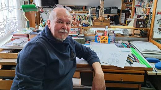 Autor kreslených vtipů a ilustrací Jiří Novák pochází z Kolína