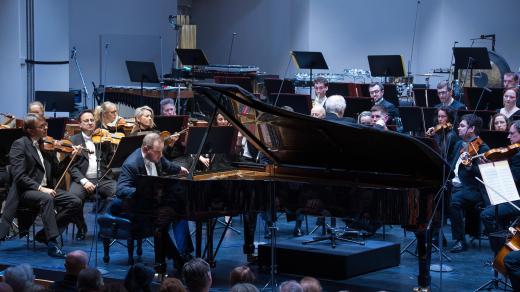 Janáčkova filharmonie Ostrava a klavírista Lukáš Vondráček