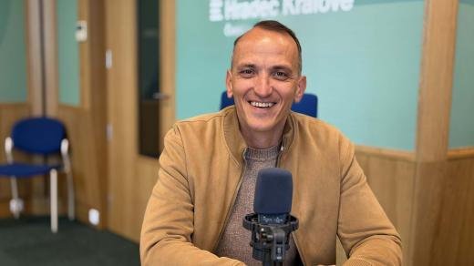 Tomáš Kobr ve studiu Českého rozhlasu Hradec Králové