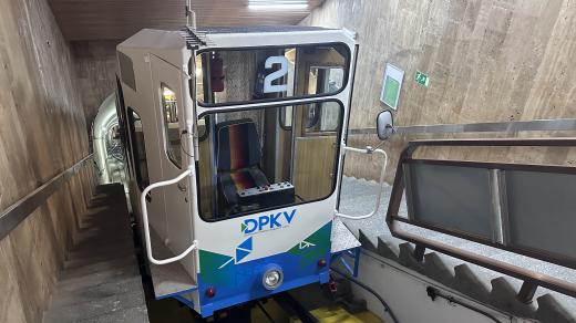 Původní kabinky byly dřevěné, aktuálně jezdí vozy třetí generace