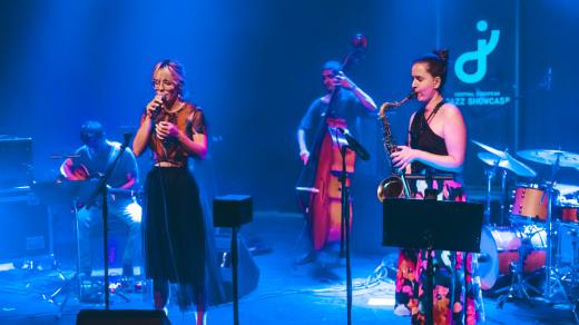 Zleva: Allison Wheeler a Nela Dusová s Petr Nohavica Glance na Central European Jazz Showcase 2025