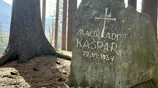 Skromný pomník Adolfa Kašpara v místě jeho skonu
