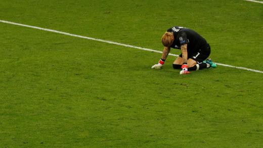 Zklamaný brankář Liverpoolu Loris Karius