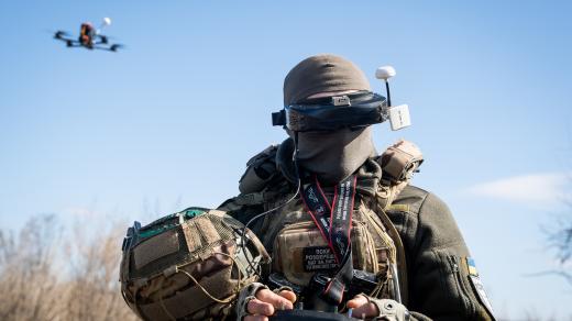 Ukrajinský voják ovládá dron. V brýlích vidí to, co v reálném čase zaznamenávají kamery dronu
