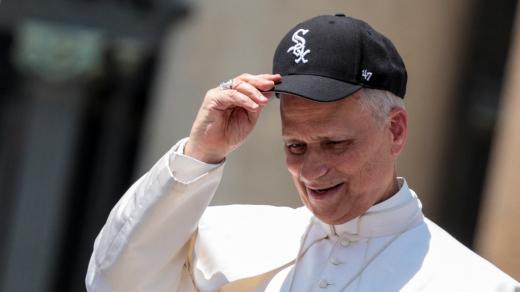 Papež Lev XIV. na generální audienci ve Vatikánu s kšiltovkou baseballového týmu Chicago White Sox