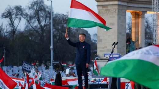 Peter Magyar, předseda opoziční strany Tisza, drží maďarskou vlajku