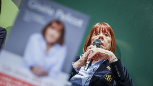 Gisele Pelicotová se svou knihou Óda na život