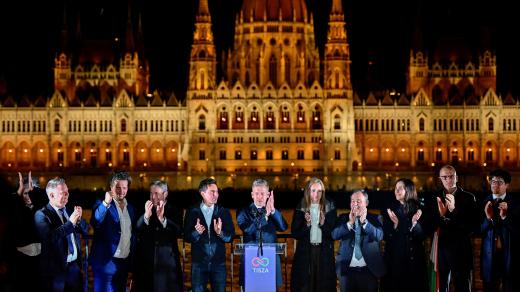 Lídr Tiszy Péter Magyar (uprostřed)