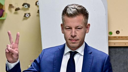 Péter Magyar a jeho vítězné gesto po odevzdání hlasovacího lístku