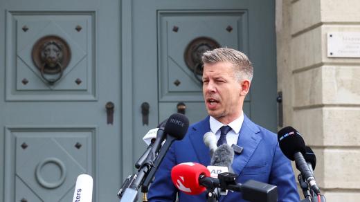 Vítěz maďarských voleb Péter Magyar před jednání s prezidentem Tamásem Sulyokem