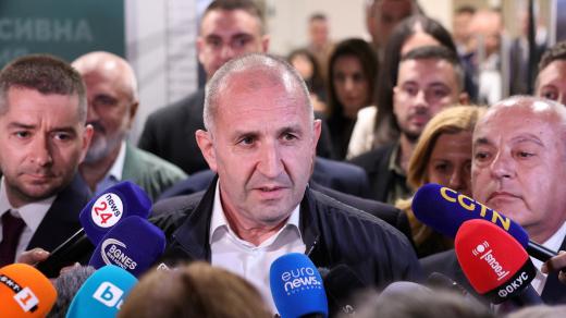 Bývalý bulharský prezident Rumen Radev v obležení novinářů v Sofii poté, co vyšly první exit polly