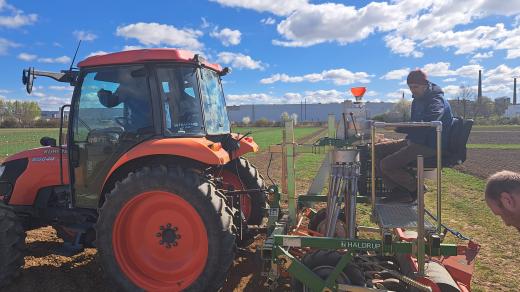 Traktor vysévá geneticky modifikovaný ječmen automaticky