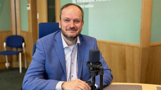 Tomáš Kytlík ve studiu Českého rozhlasu Hradec Králové
