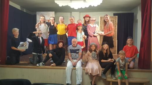 Rychlé šipky, hra souboru Hildegarda z Horního Bolíkova, připomněla 80. výročí Rychlých šípů Jaroslava Foglara. Na snímku uprostřed v pruhovaném triku autor představení Antonín Tunkl