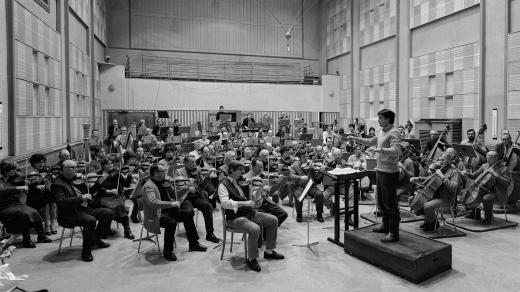 Šéfdirigent Vladimír Válek řídí Symfonický orchestr Čs. rozhlasu ve Studiu 1, výřez (nedatováno)