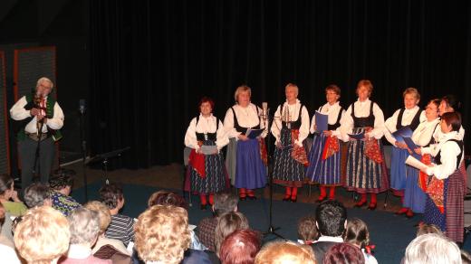 Ženský sbor folklorního souboru Úsvit a Miroslav Stecher v sále Českého rozhlasu České Budějovice v březnu 2009