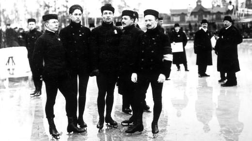 Ulrich Salchow (uprostřed) ve skupině dalších krasobruslařů (1905)