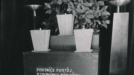 Tři papírové urny s popelem obětí z Terezína v Památníku nacistického barbarství v Liberci