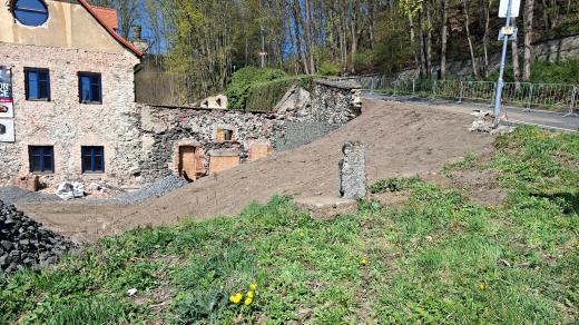 U silnice pod frýdlantským zámkem se zřítila opěrná zeď, od té doby je silnice mezi zámkem a pivovarem pro osobní dopravu uzavřená