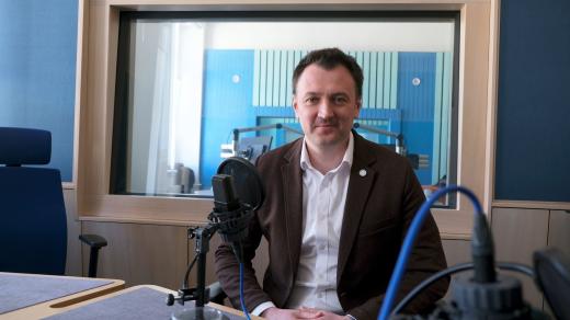 Lukáš Rosůlek ve studiu Českého rozhlasu Hradec Králové