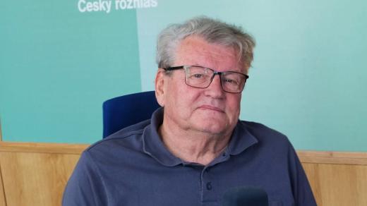 Jiří Zikmund ve studiu Českého rozhlasu Hradec Králové