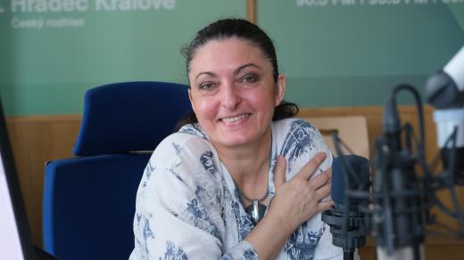 Alexandra Bokůvková ve studiu Českého rozhlasu Hradec Králové