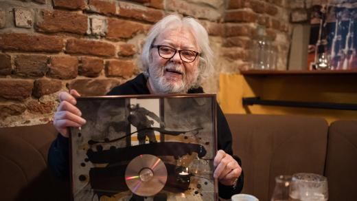 Vladimír Mišík s oceněním za album Vteřiny, měsíce a roky