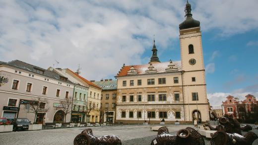 Budova Staré radnice původně sloužila městské radě, její součástí byla mimo jiné kaple a od 19. století také městský žalář, později v ní sídlil například okresní a krajský soud